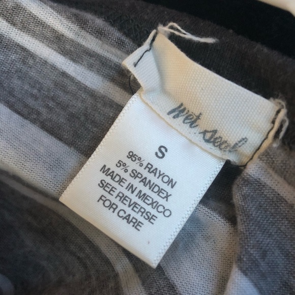 Wet Seal slightly cropped tee SMALL - Picture 4 of 4